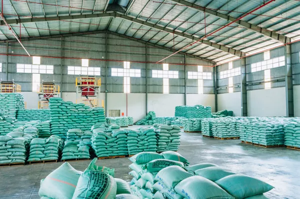 Kenaikan Harga Bahan Mentah Polietilena & PP: Kesan terhadap Bekalan Filem Regangan & Cara Yuhong Bertindak